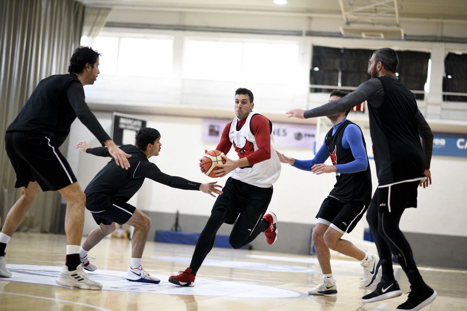 Alejandro Bortolussi se abre camino durante un entrenamiento del Covirán Granada