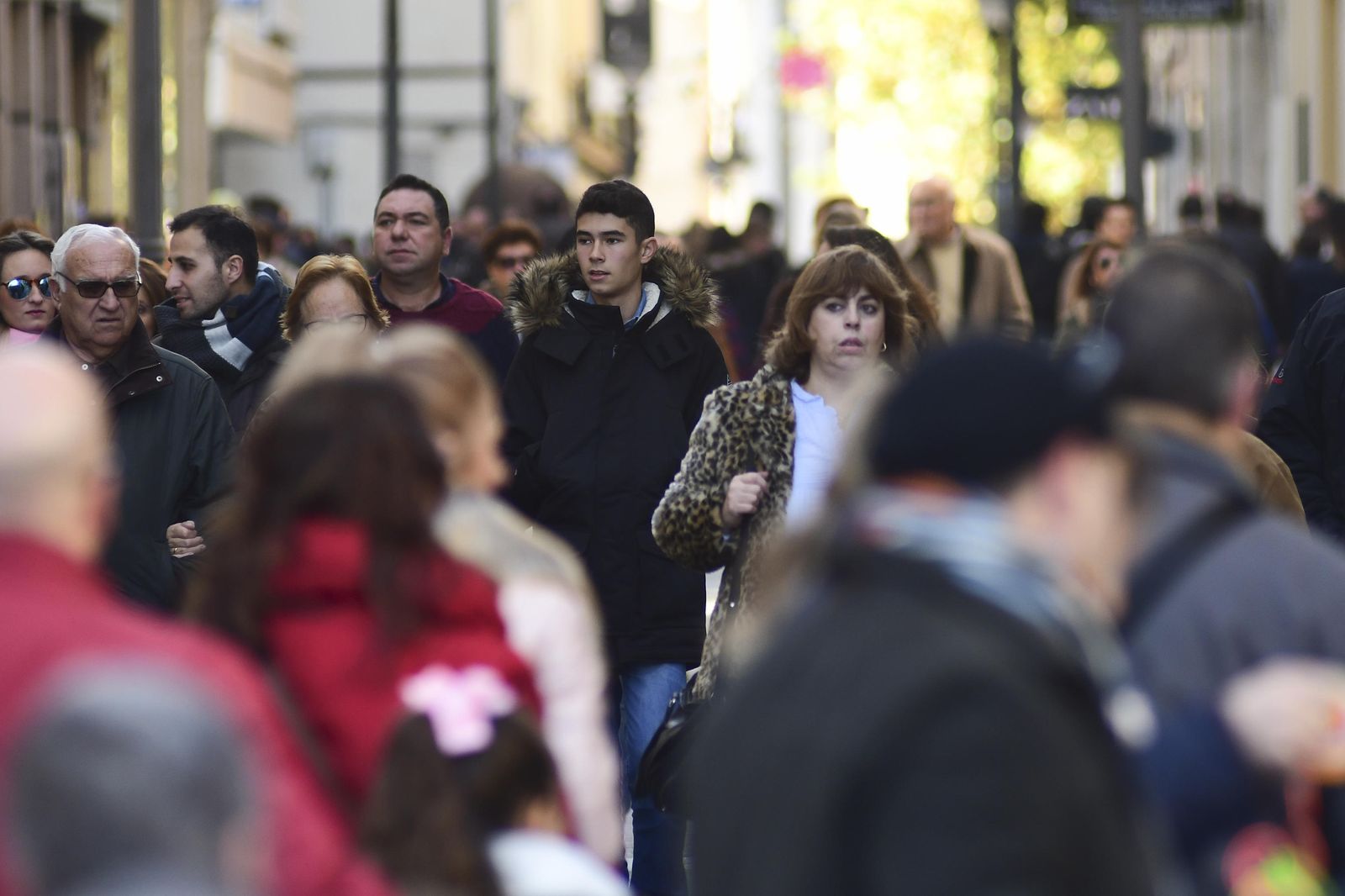 Viandantes pasean por la calle Gondomar.