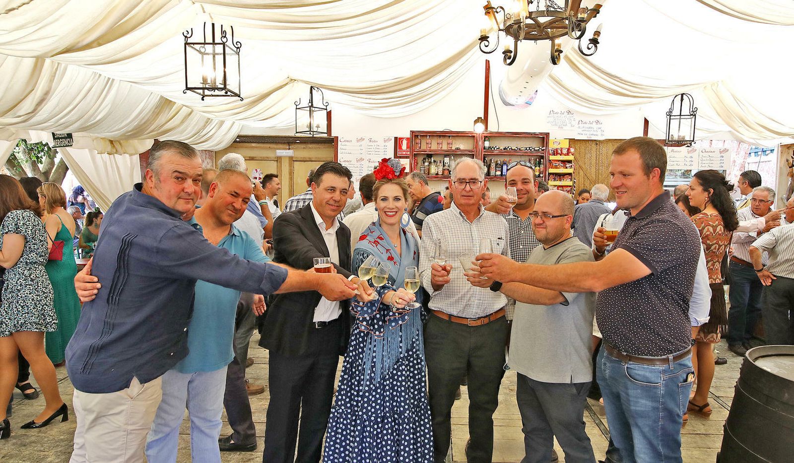 Responsables de Coag-Cádiz junto a la delegada territorial del Gobierno en la provincia en el brindis por el campo.