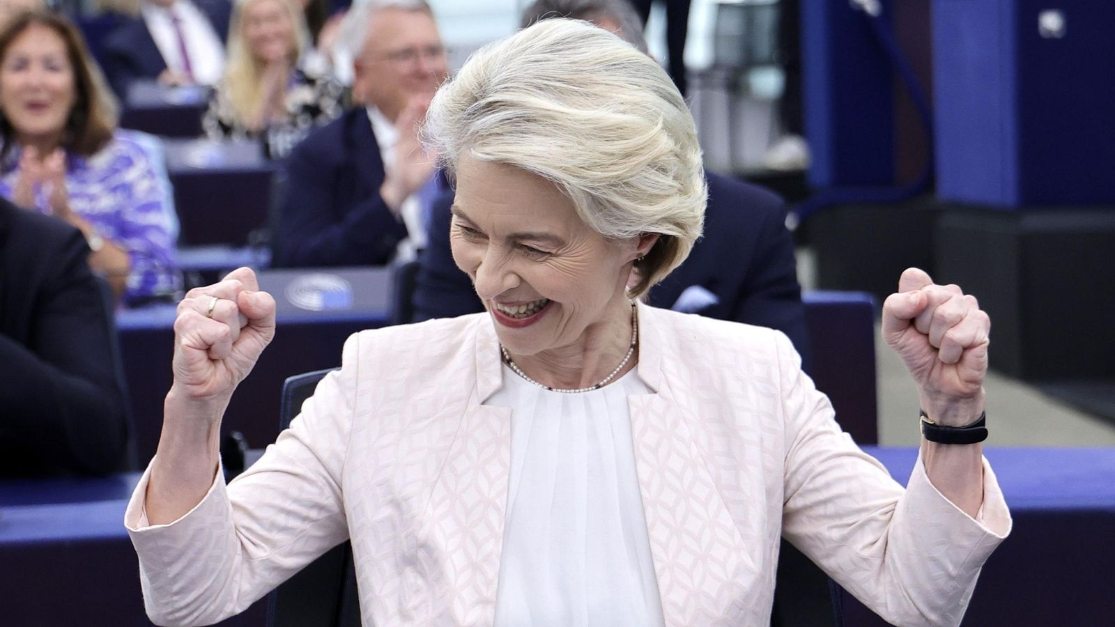 Ursula von der Leyen reacciona con alegría tras ser reelegida por la Eurocámara. Ursula von der Leyen reacciona con alegría tras ser reelegida por la Eurocámara.