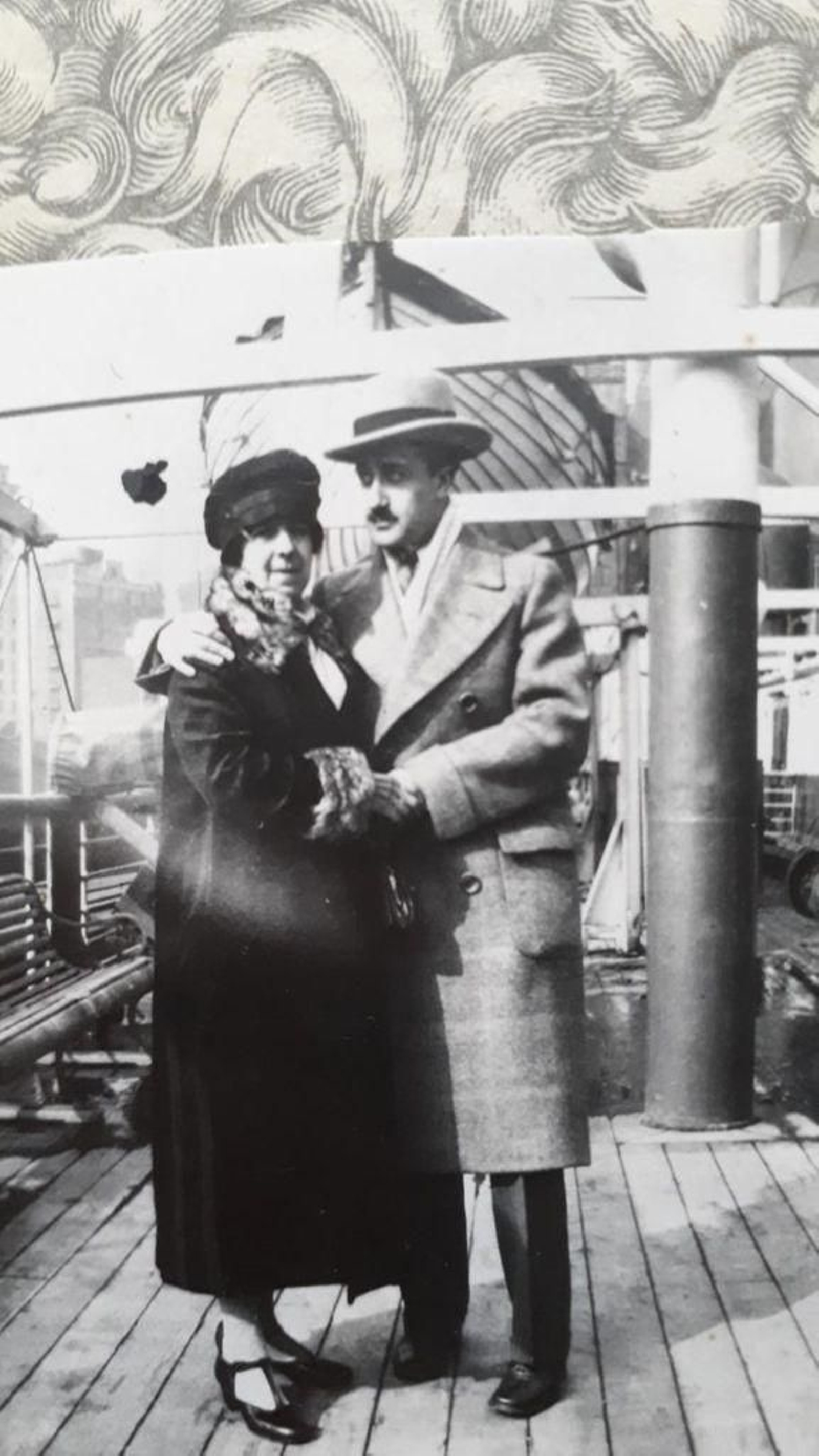 Ramón Domínguez en el barco junto a su madre, María Luisa Valero, camino de Nueva York en 1919.