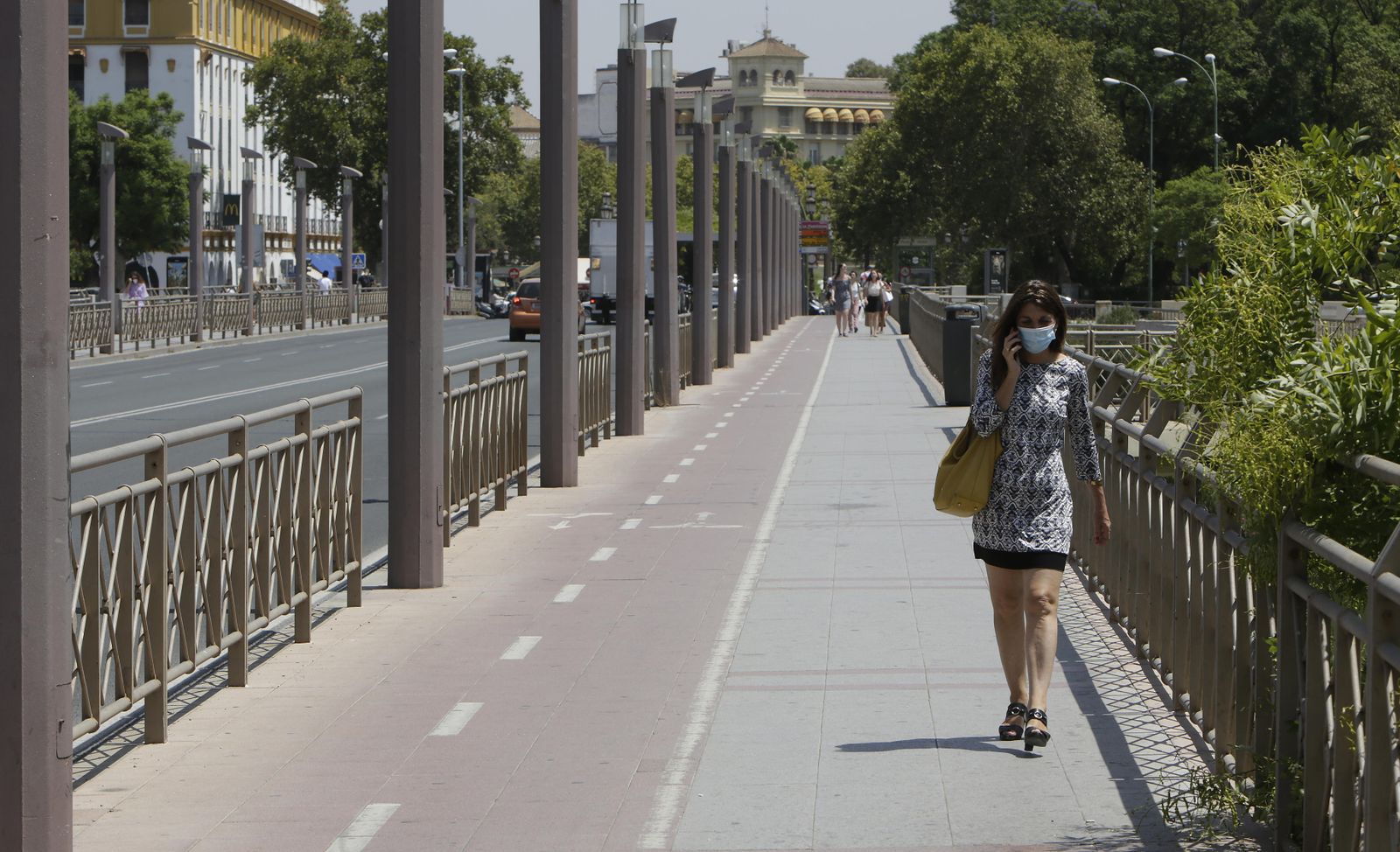 Gente paseando por el Puente de San Telmo