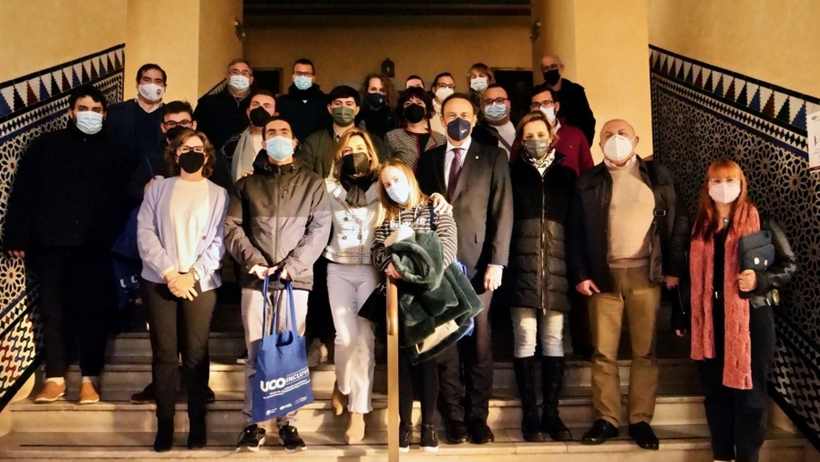 El alumnado con su familia en el Rectorado de la UCO.