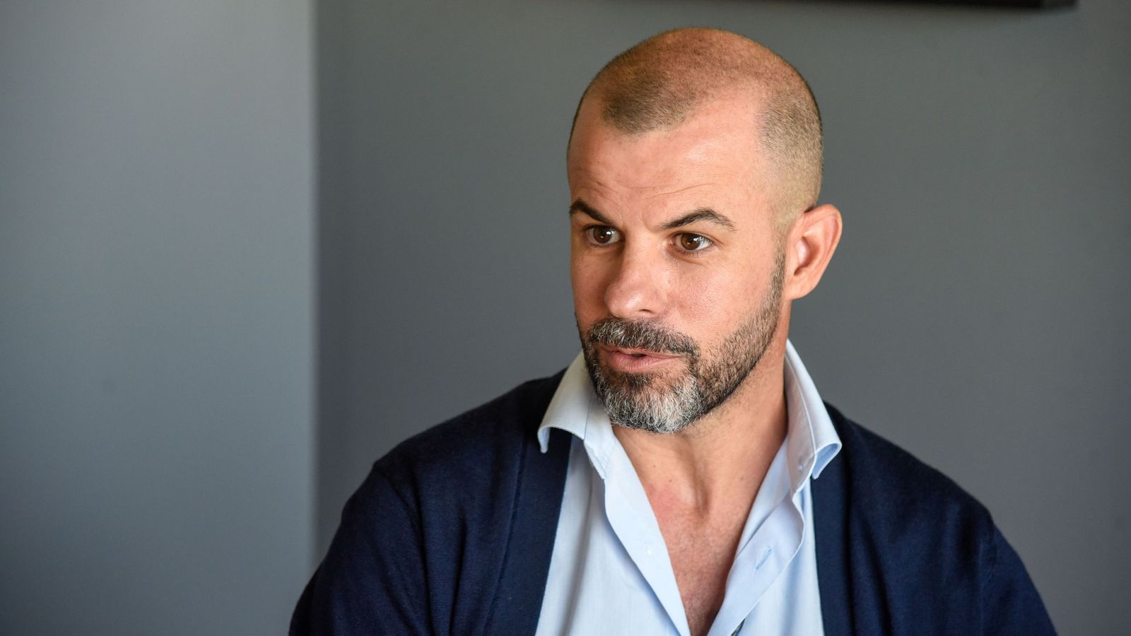 Manu Fajardo posa en su despacho de la ciudad deportiva verdiblanca.