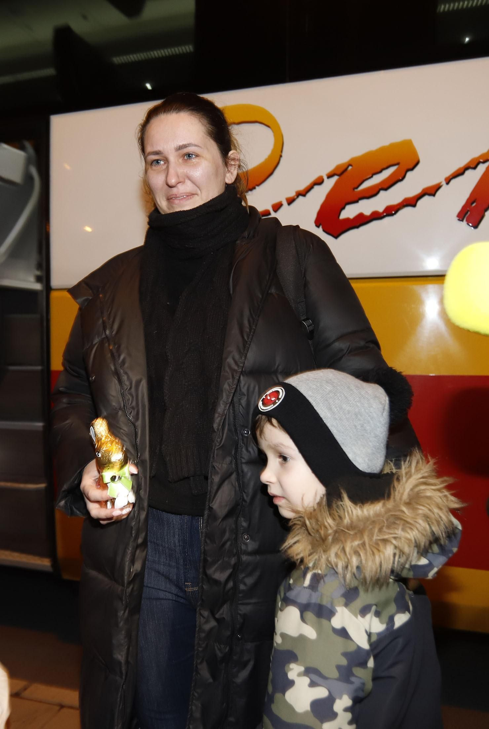 Imágenes de la emocionante llegada de los ucranianos refugiados a Huelva