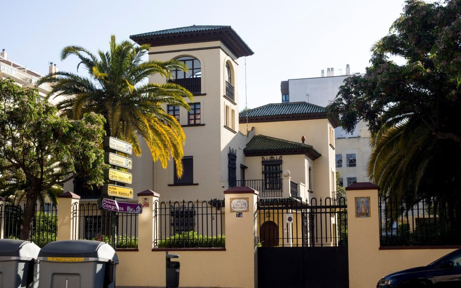 Villa Mercedes, situado en la esquina entre la avenida Ana de Viya y las calles Huerta del Obispo y Miguel Martínez de Pinillos, es el más representativo de los que sigue en pie en Cádiz. De hecho, está protegido por el PGOU.