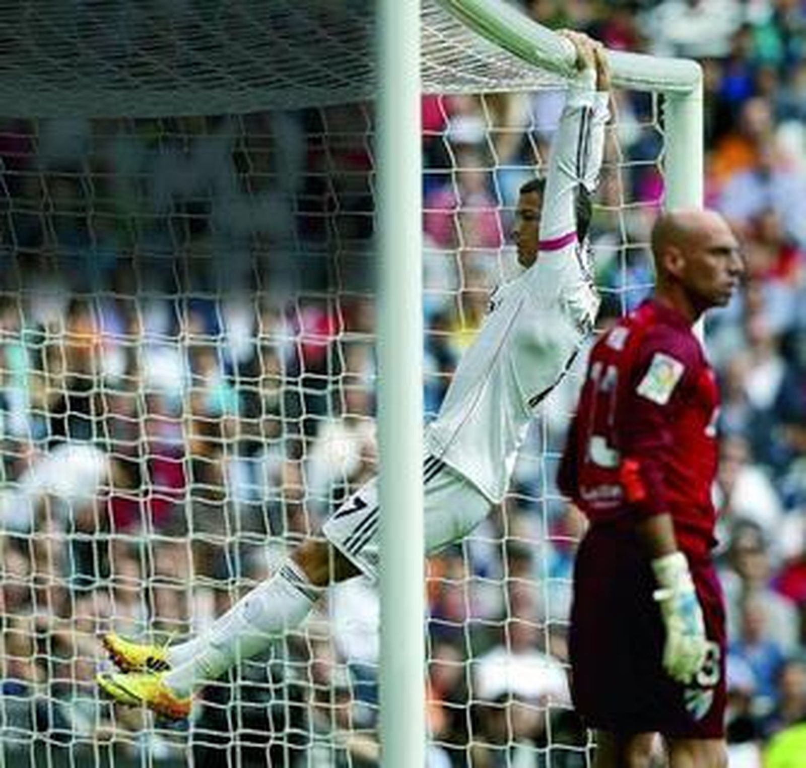 Cristiano Ronaldo se cuelga del larguero con Caballero al lado en una acción del encuentro de ida.