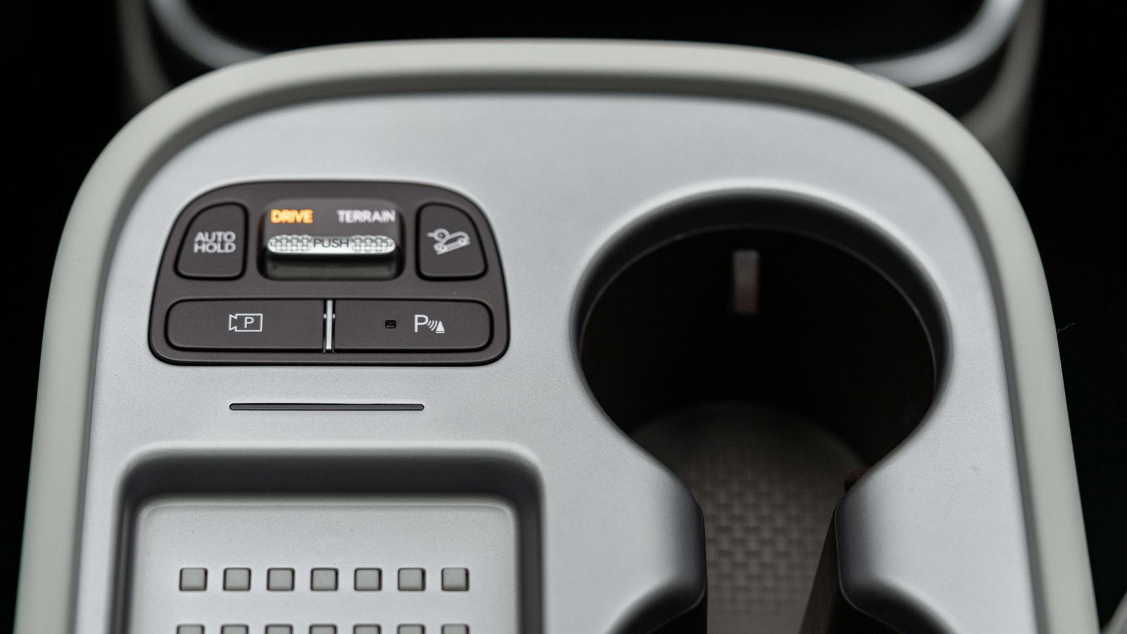 El mismo interrutor de tipo balancín permite elegir entre los tres modos de conducción, con uno personalizable; y los tres de ajuste de la tracción total. El mismo interrutor de tipo balancín permite elegir entre los tres modos de conducción, con uno personalizable; y los tres de ajuste de la tracción total.