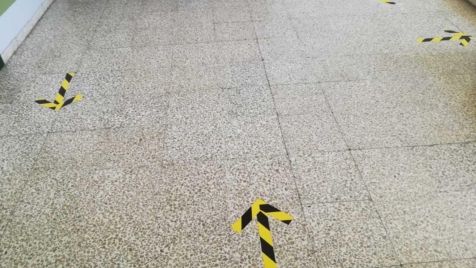 Señalizaciones para el tránsito en el interior del IES Diego Guzmán y Quesada