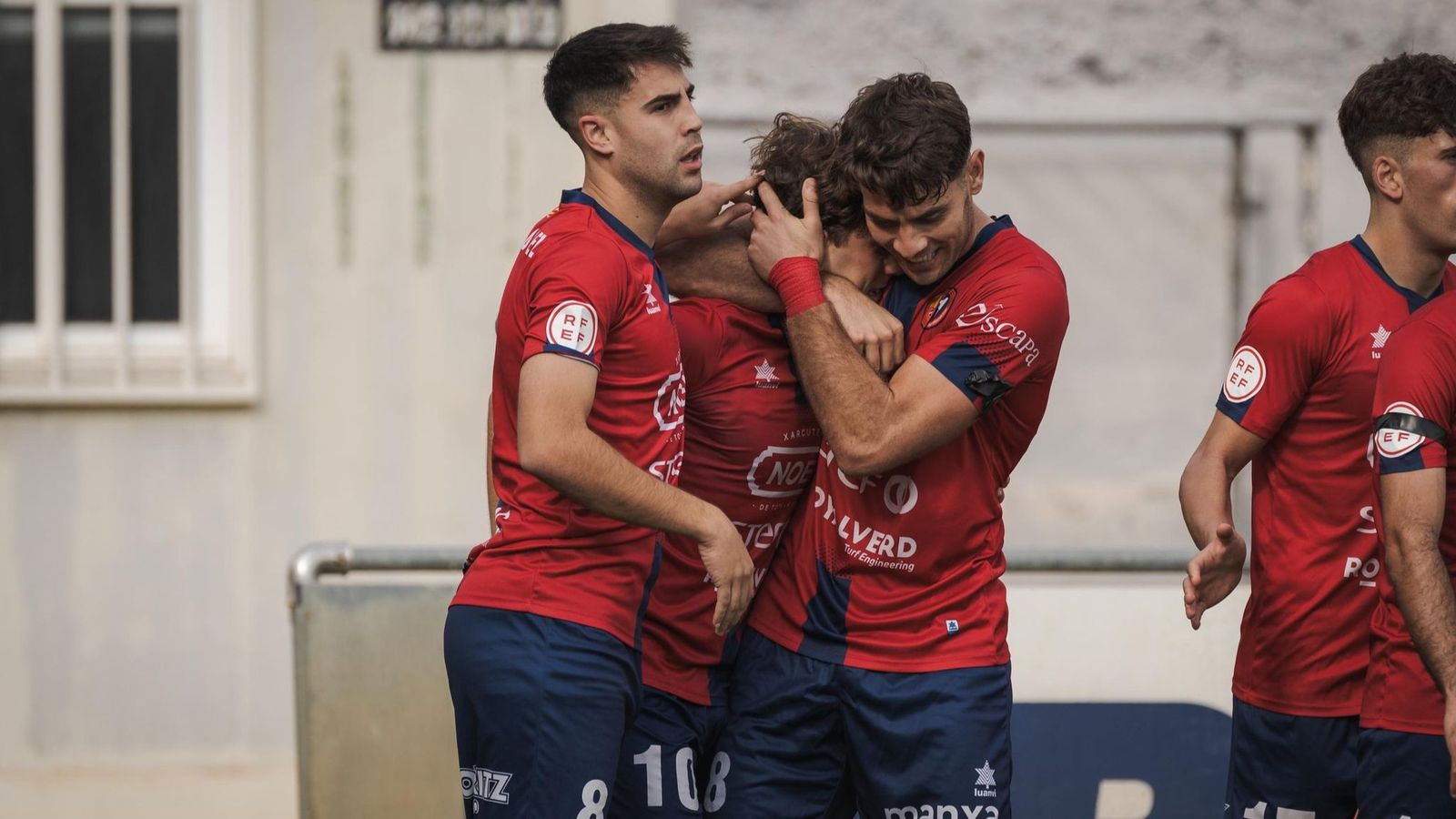 Los jugadores de la UE Olot celebran un tanto.