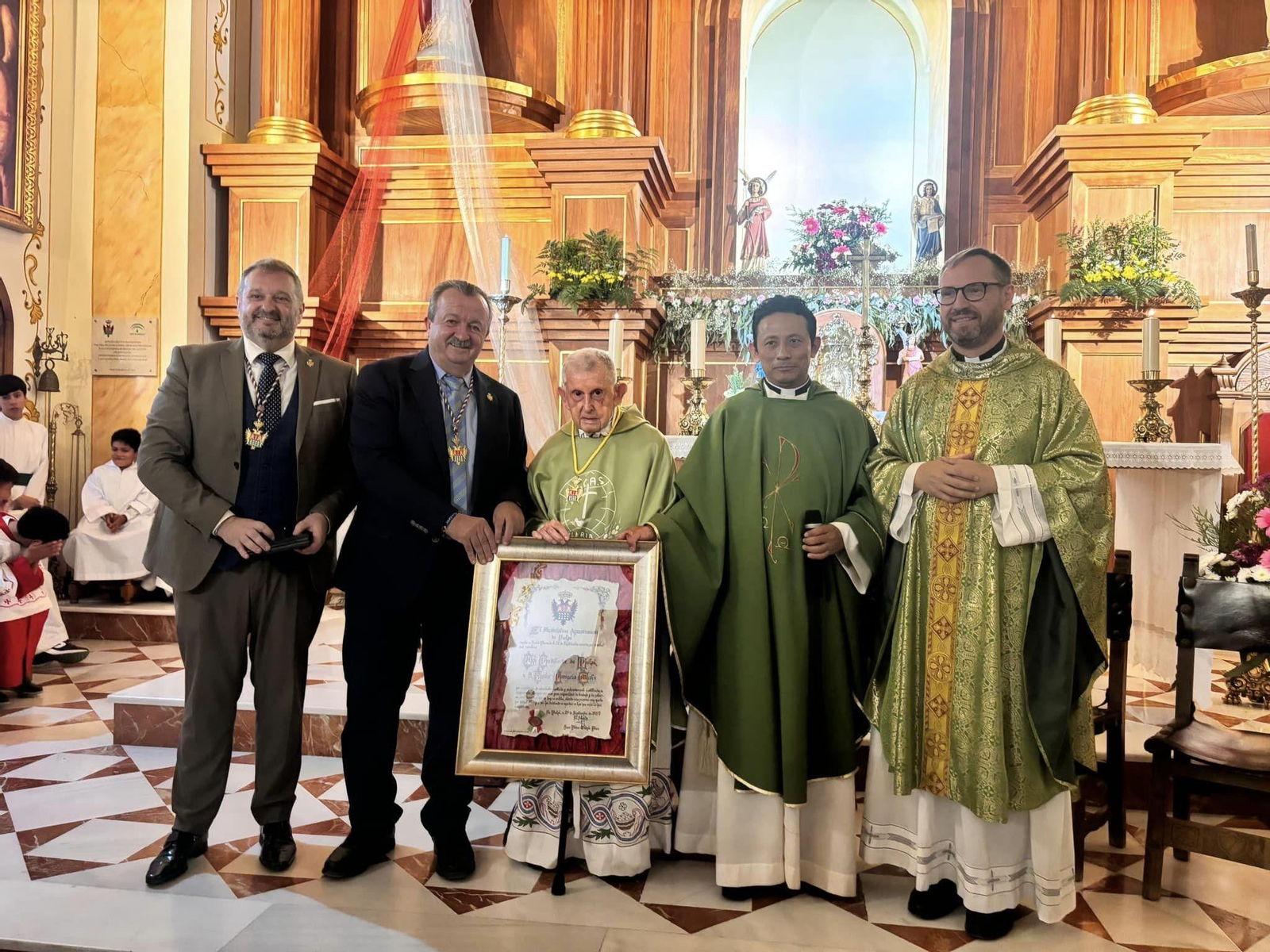 Jesús Peregrín en el centro junto al alcalde, el edil de Cultura y varios párrocos.