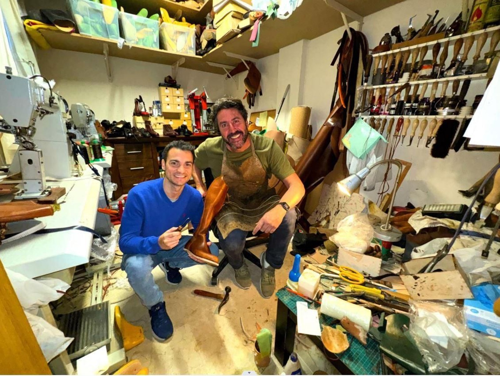 Pedrosa (1,58 m de estatura y pies de 35,5 cm -los botines son de 38,5-), en el estudio artesano de Raúl Cerro.