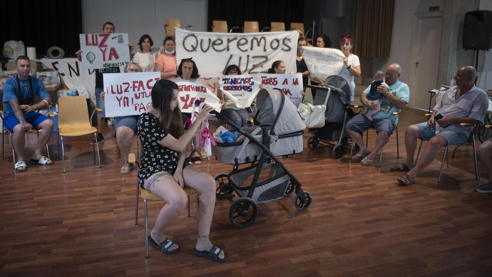 Carteles reivindicativos de los vecinos pidiendo luz. Carteles reivindicativos de los vecinos pidiendo luz.