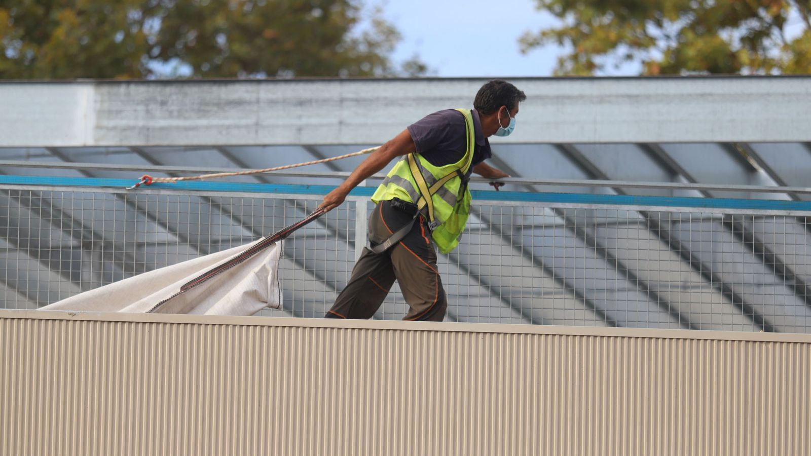 Un operario ultima las obras de la infraestructura sanitaria.