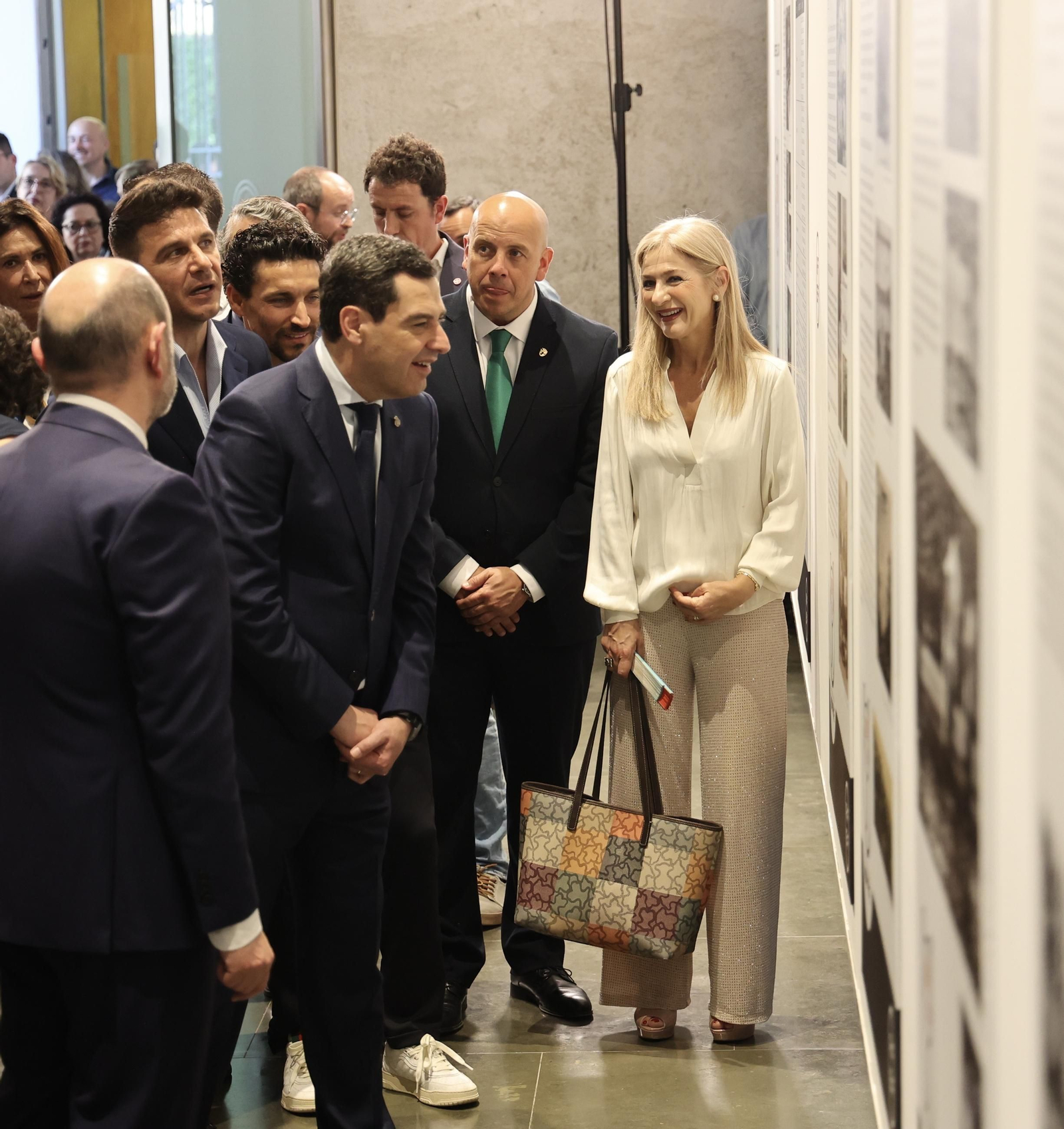 El presidente de la Junta de Andalucía recibe la Copa del Rey e inaugura la exposición "Los reyes de la Copa"