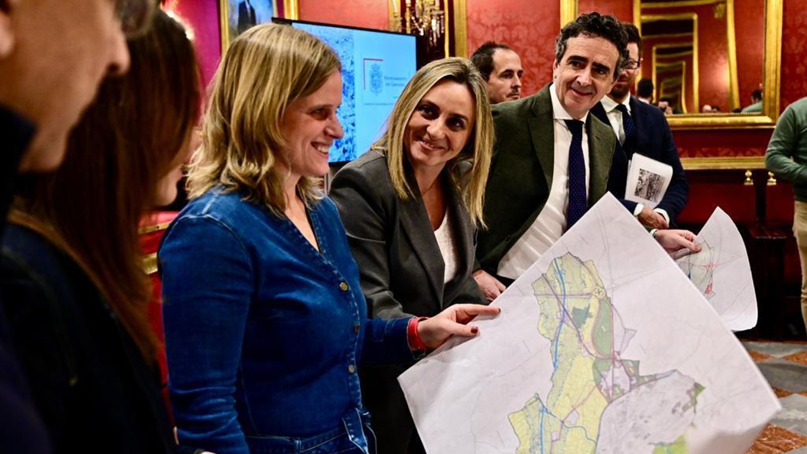 La alcaldesa, con el equipo de Urbanismo.