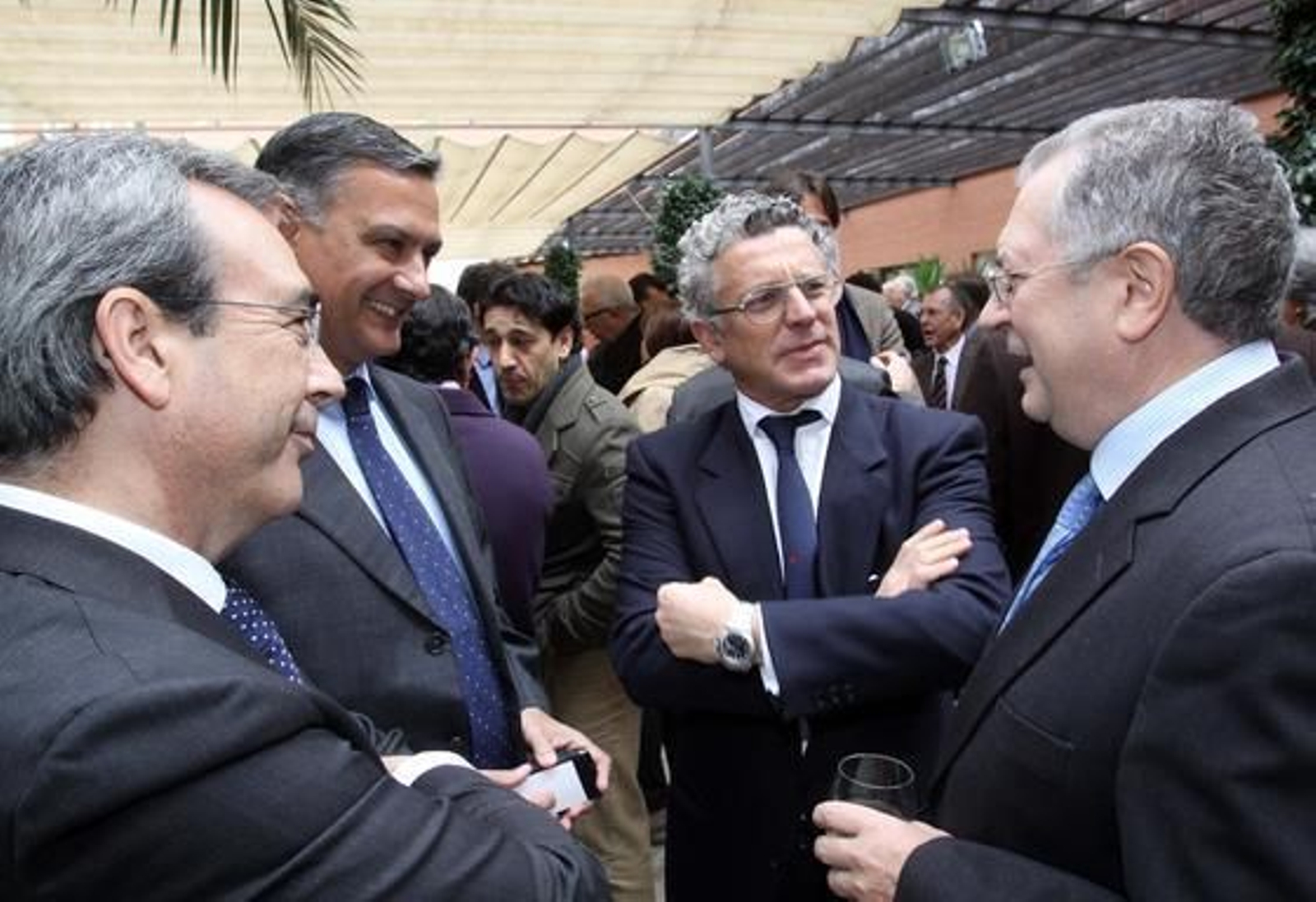 Juan Carlos Fernández, director general del Grupo Joly, charla con José Luis Romero, director general de Prensa Malagueña; Aurelio López, socio de Garrigues, y Felipe Romera, director general del Parque Tecnológico de Andalucía.

Foto: S. Camacho· Migue Fernandez