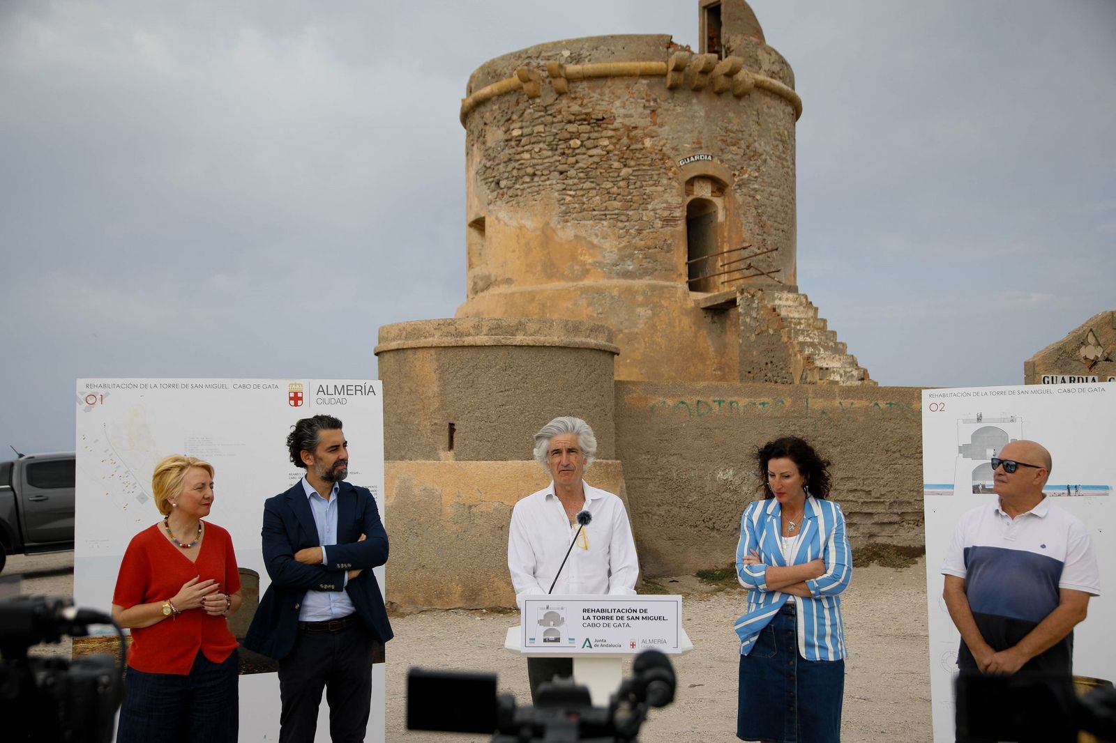 El arquitecto junto a la alcaldesa y los concejales de Urbanismo y Turismo.