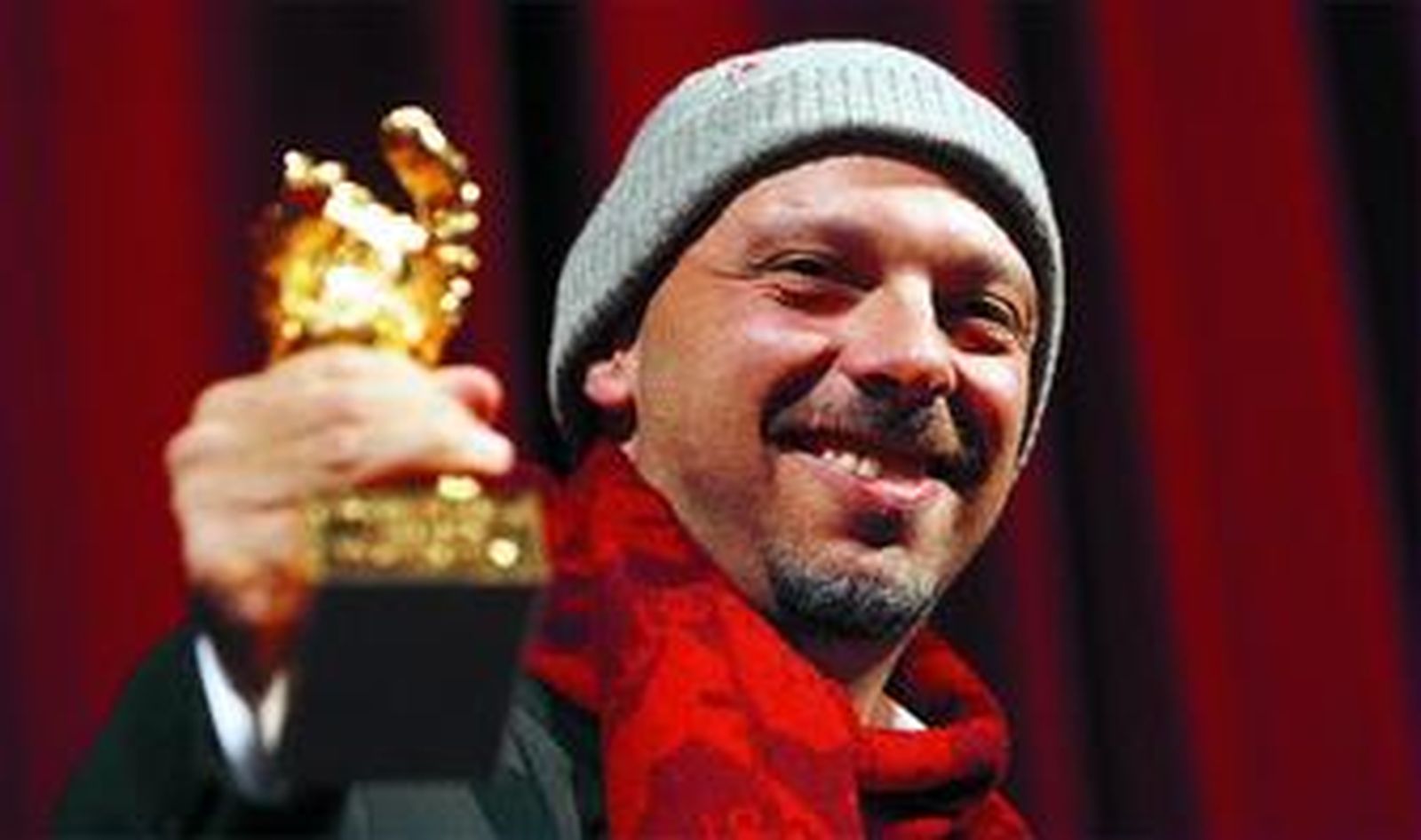 El director José Padilha recoge el Oso de Oro en el Festival de Cine de Berlín.