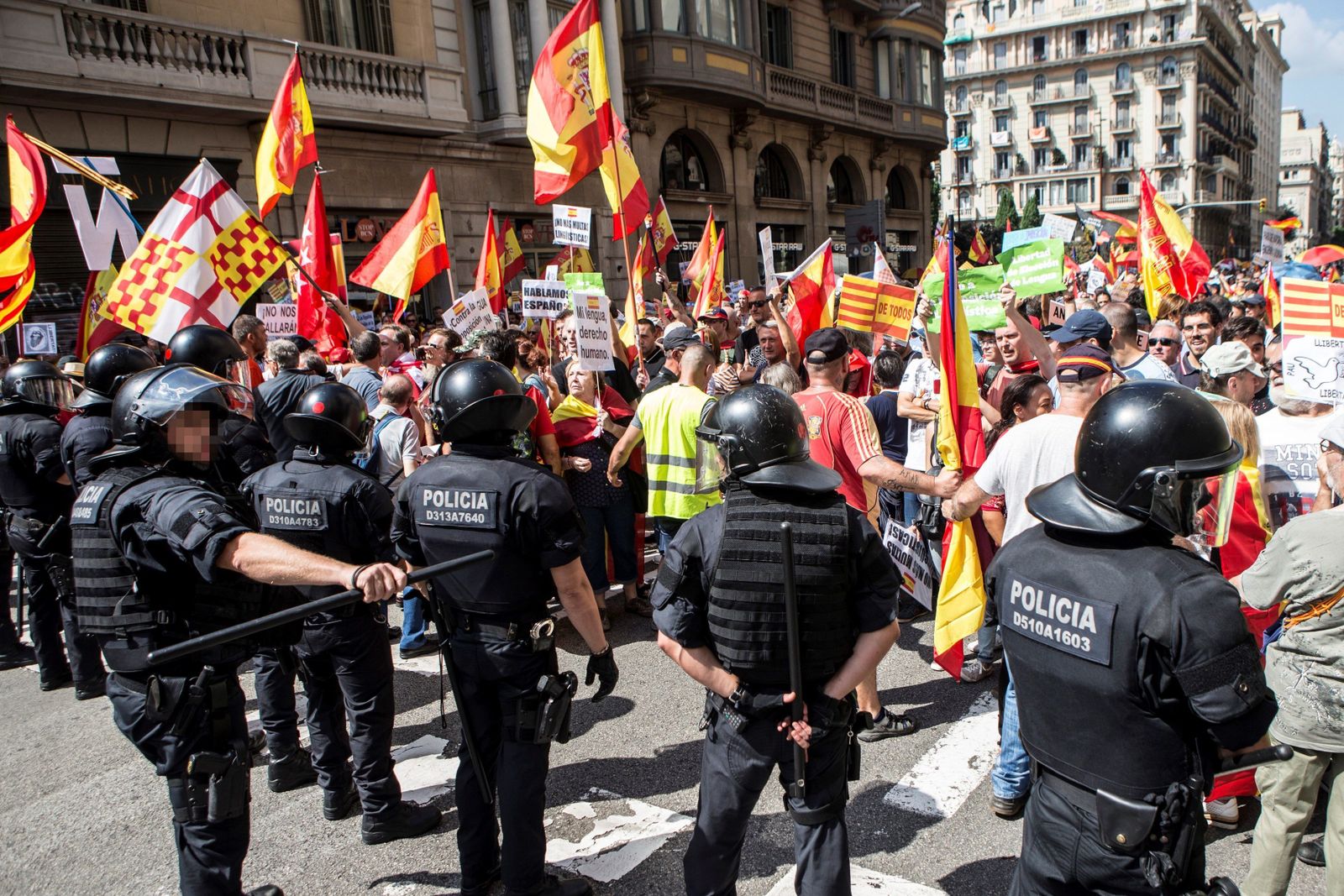 Los Mossos impiden el acceso a los participantes en la marcha de Hablamos español