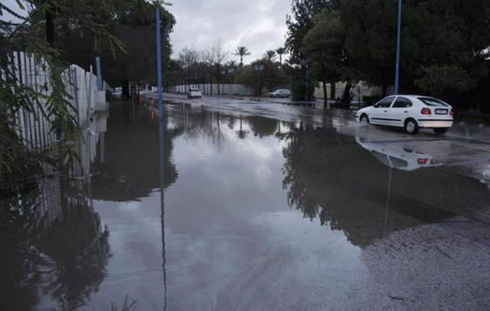 Los coches tenían problemas para cruzar con los charcos.

Foto: Victoria Hidalgo/Jaime Martínez