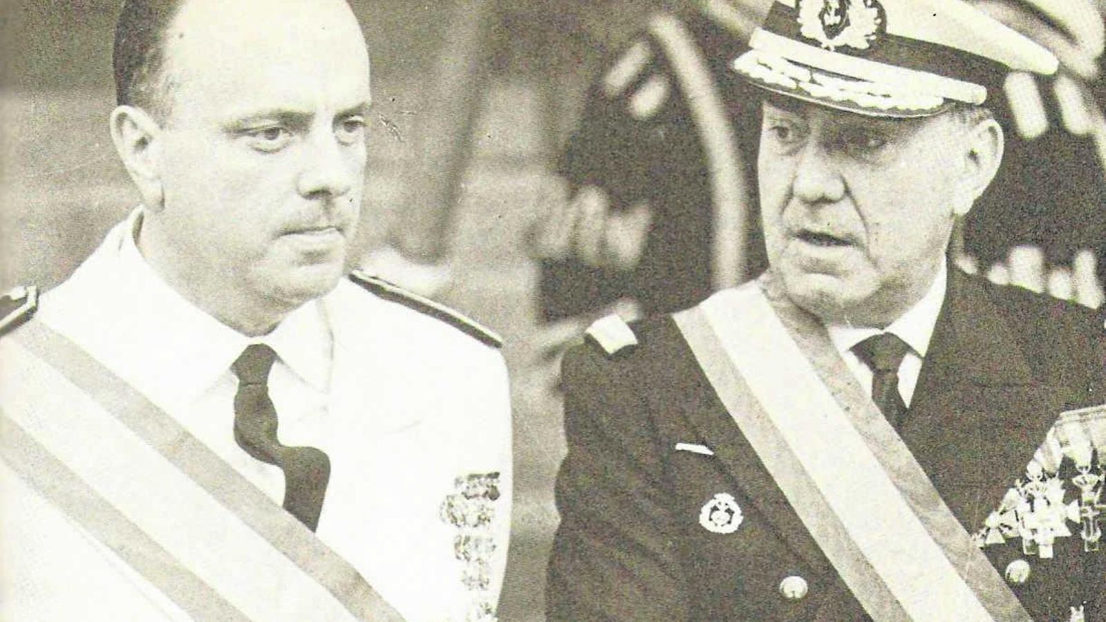 Imagen de archivo de Manuel Fraga Iribarne junto al almirante Luis Carrero Blanco (derecha) en 1966.