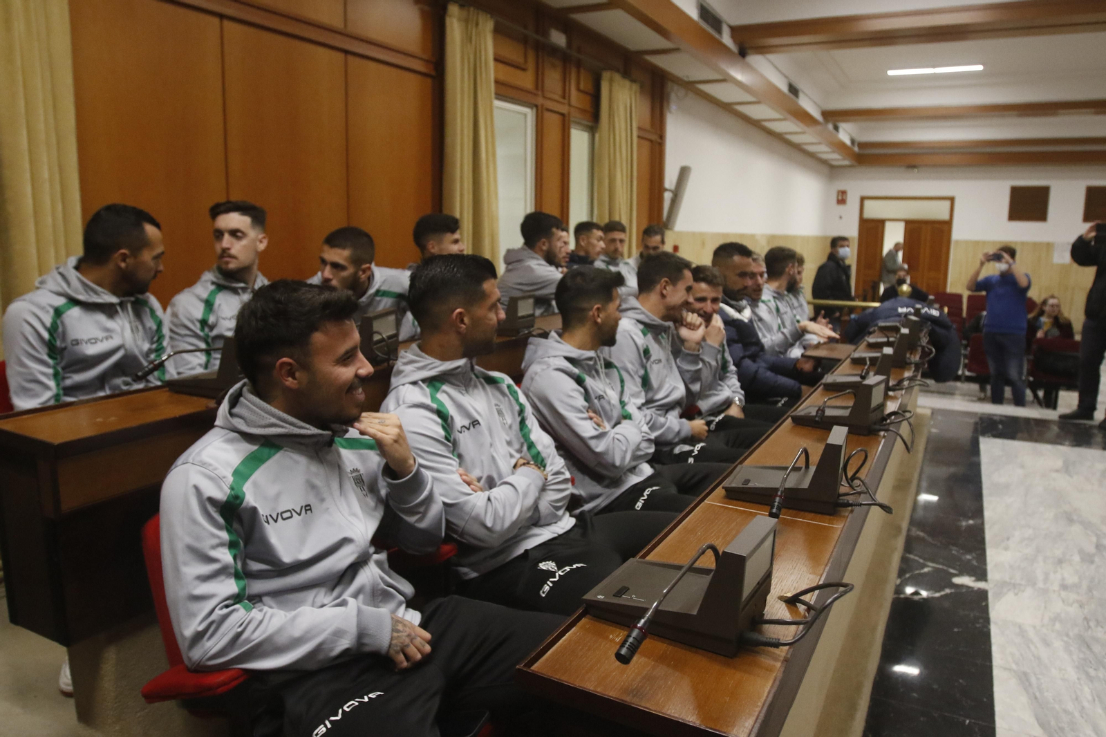 La recepción del Ayuntamiento al Córdoba CF por su ascenso a Primera RFEF, en imágenes