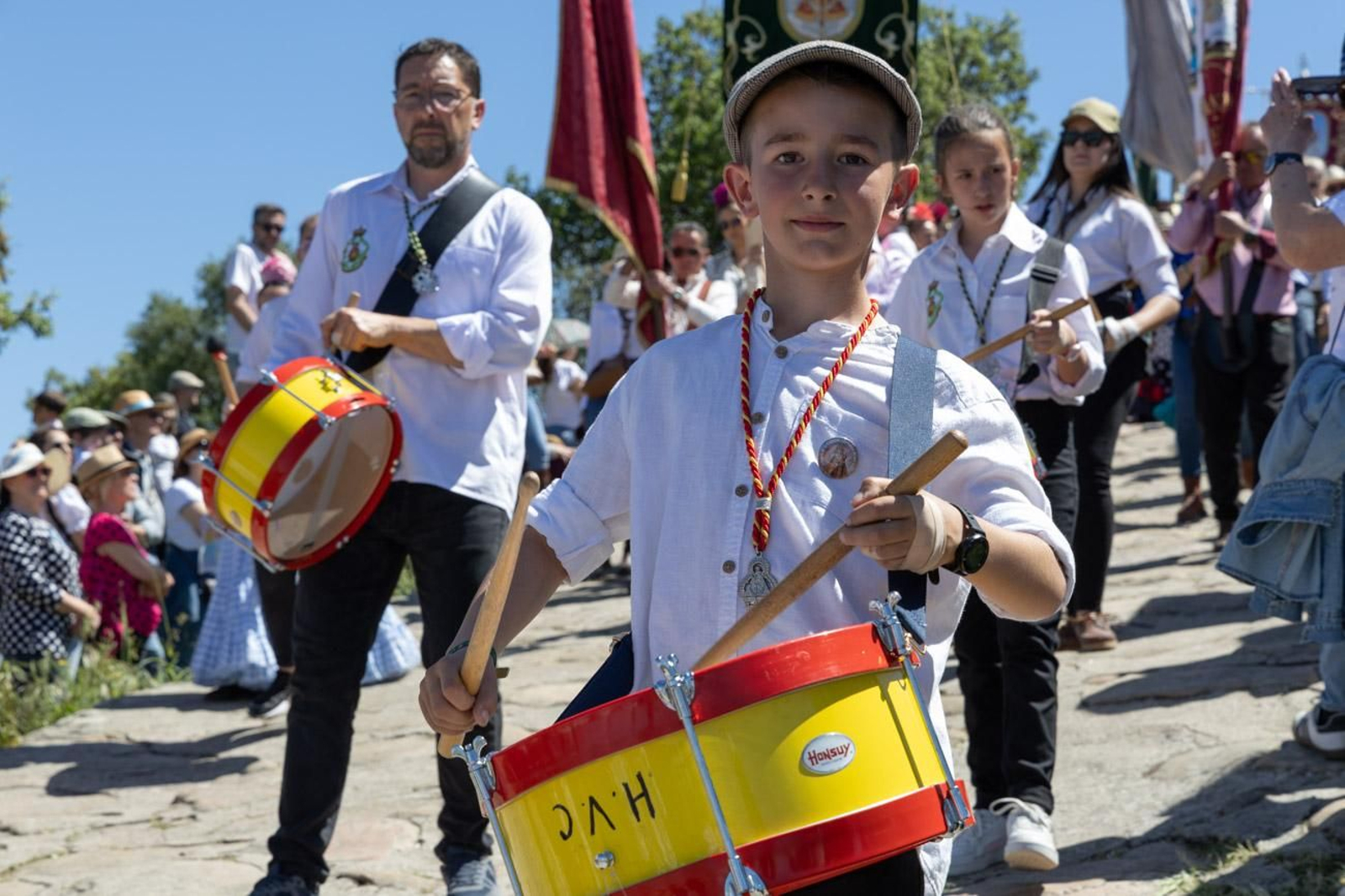 Miles de romeros acuden al encuentro de la Virgen de la Cabeza en su romería