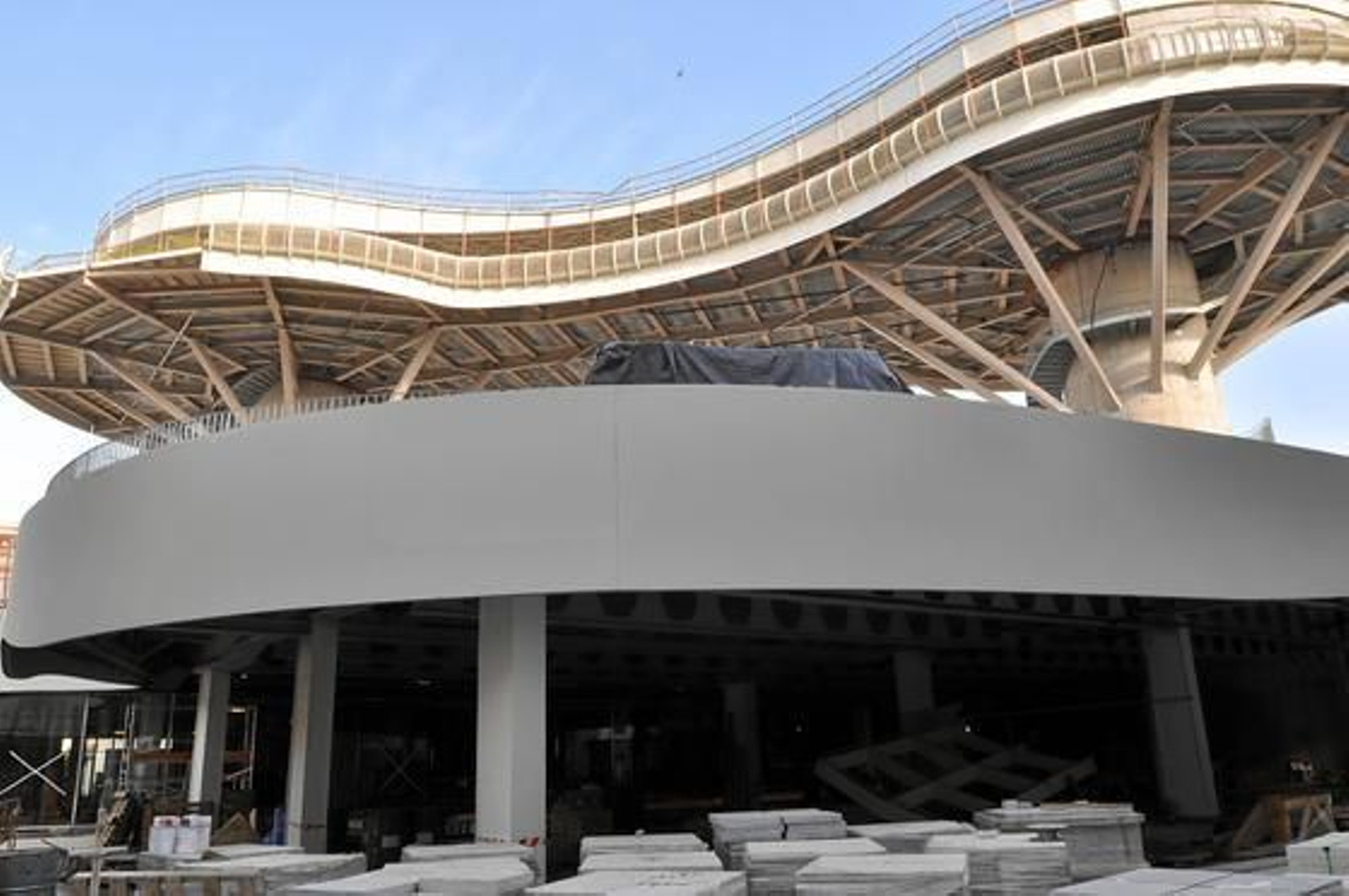 Baldosas apiladas alrededor de la obra.

Foto: Manuel Gómez