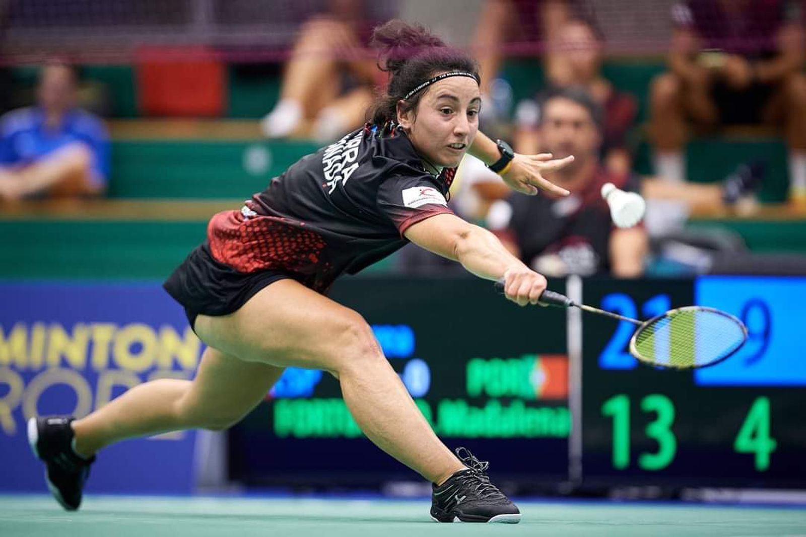 Nerea Ivorra intentando salvar el volante.