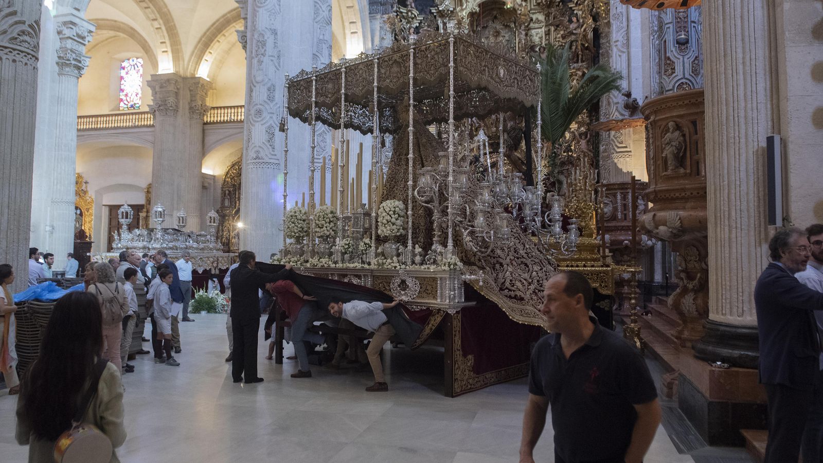 El paso de palio de la Virgen del Socorro.