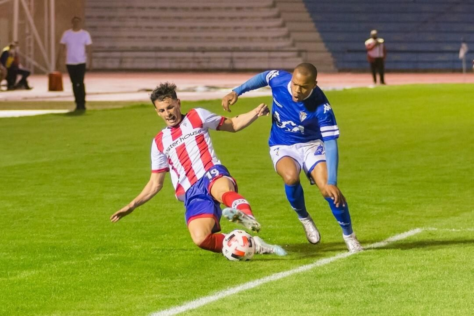 El algecirista Armando disputa el balón con Biabiany.