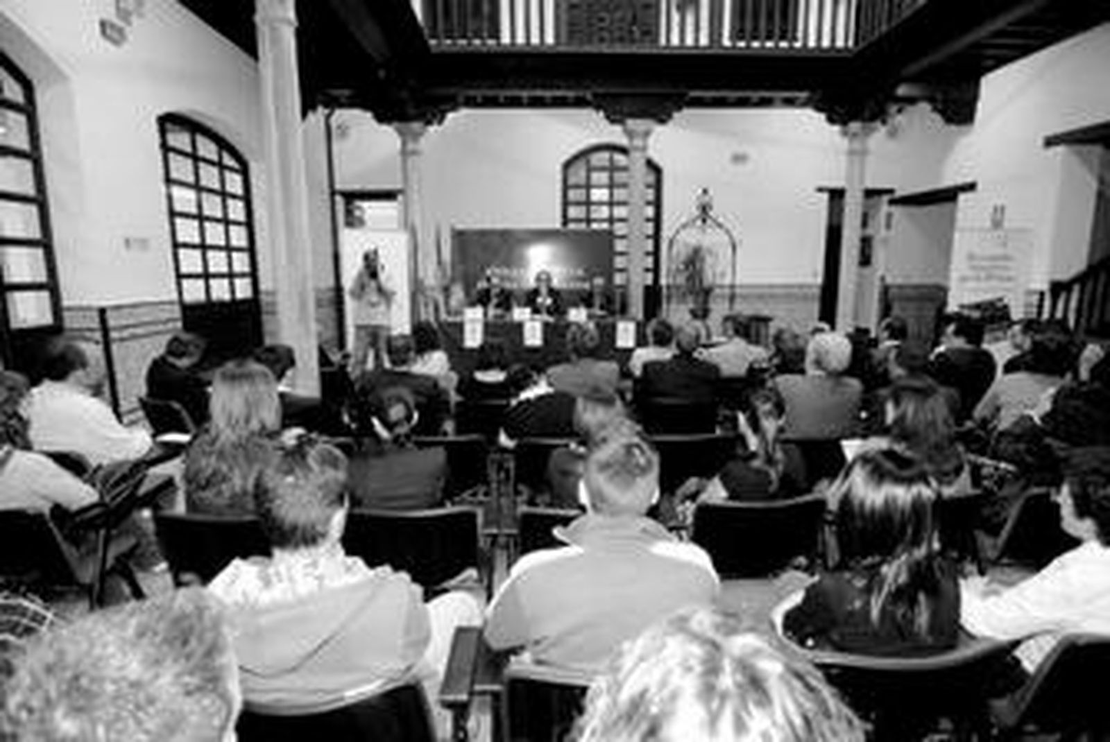 La conferencia se celebró en la sede de la Asociación de la Prensa.