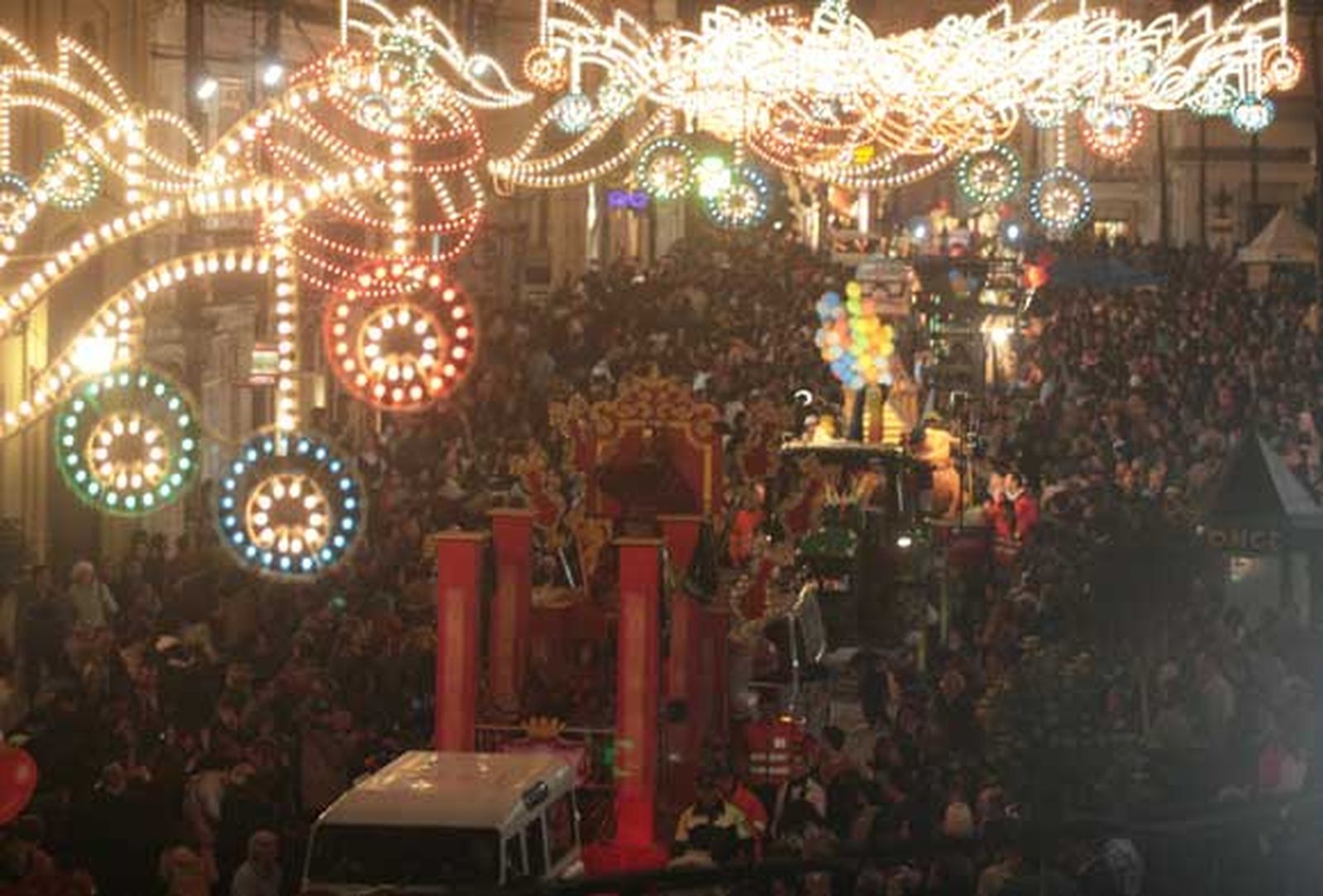 Niños y mayores disfrutaron de una tarde de ilusión que presagiaba la llegada de una noche mágica

Foto: Elias Pimentel