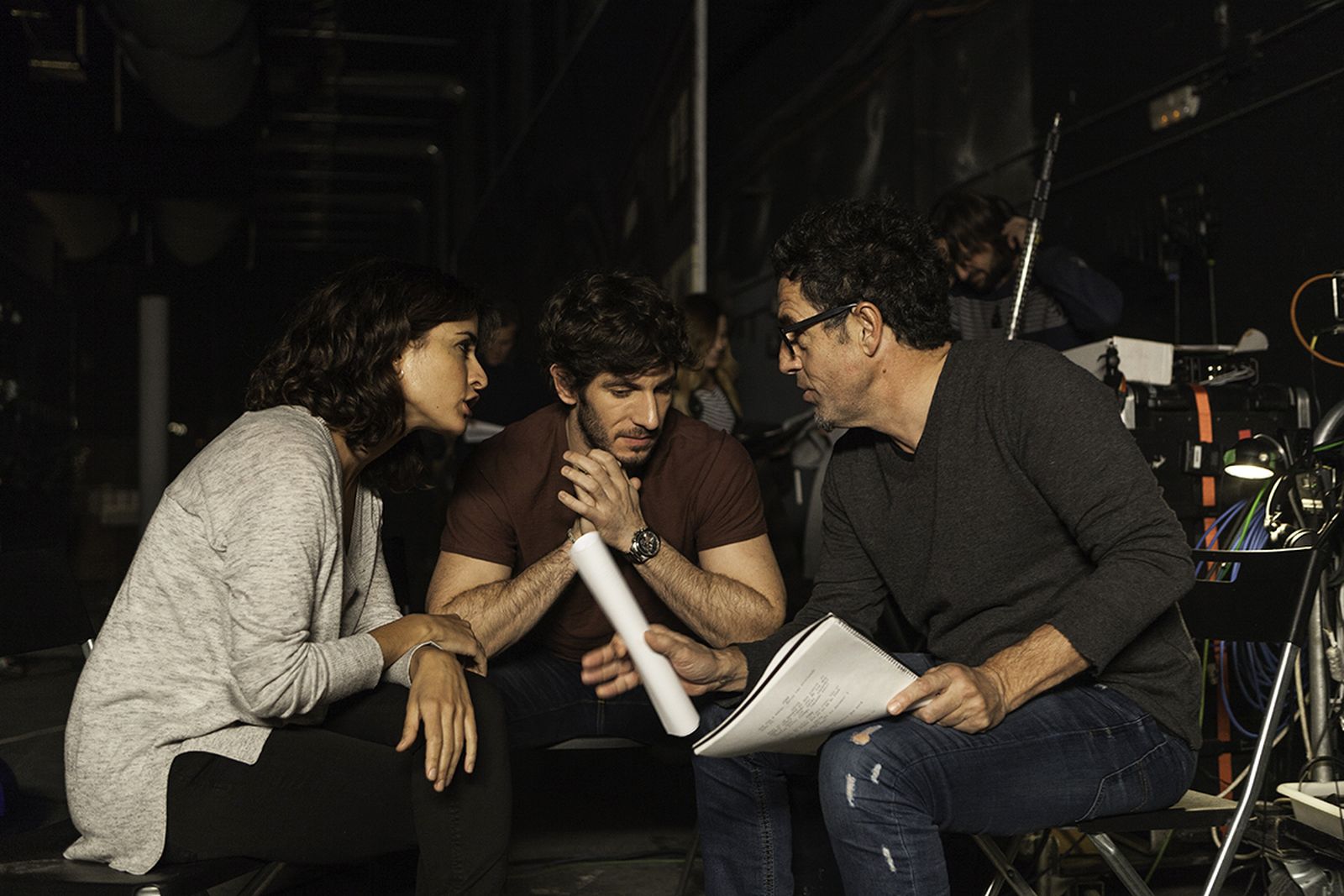 Los protagonistas de la serie 'El accidente', Inma Cuesta y Quim Gutiérrez, con Écija en un momento del rodaje.