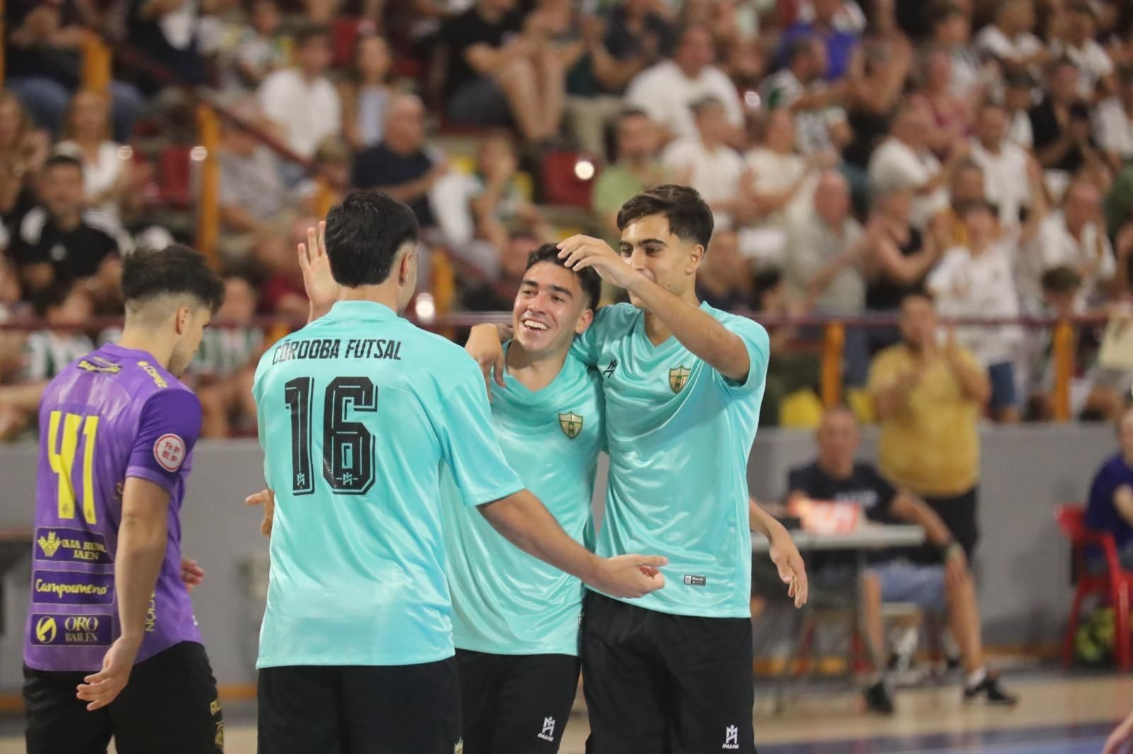 Los jugadores del Córdoba Futsal celebran un gol durante el amistoso ante el Jaén en Vista Alegre.