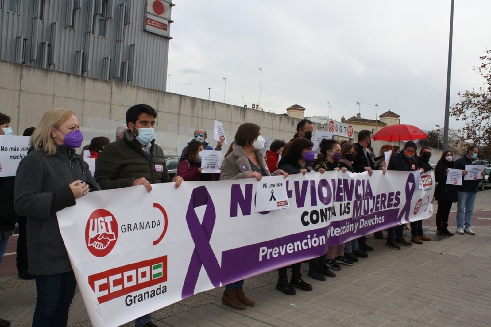 Concentración de los sindicatos CCOO y UGT para condenar el asesinato machista en Fuentes de Cesna