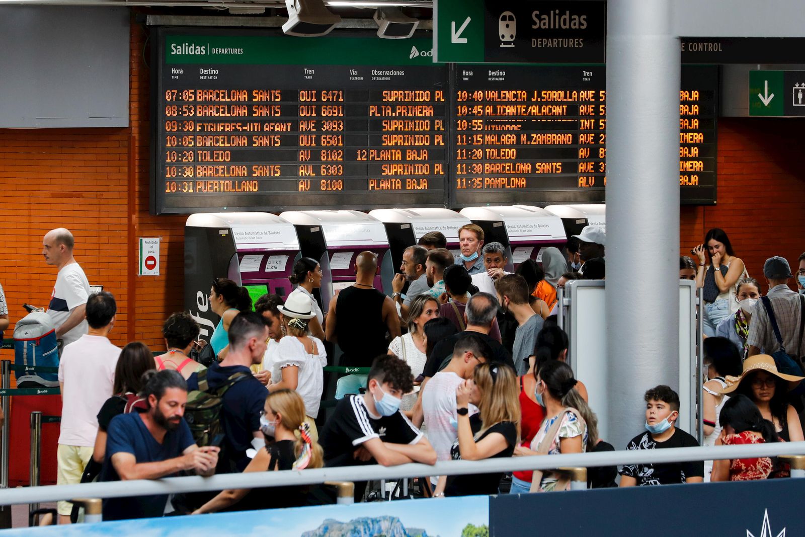 Aglomeración esta mañana en Atocha, Madrid, por los retrasos ferroviarios desde Barcelona.
