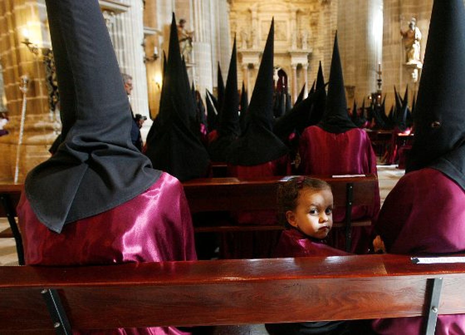 Los elegantes nazarenos de La Viga aguardaron sentados la decisión de la Junta de Gobierno.

Foto: Pascual