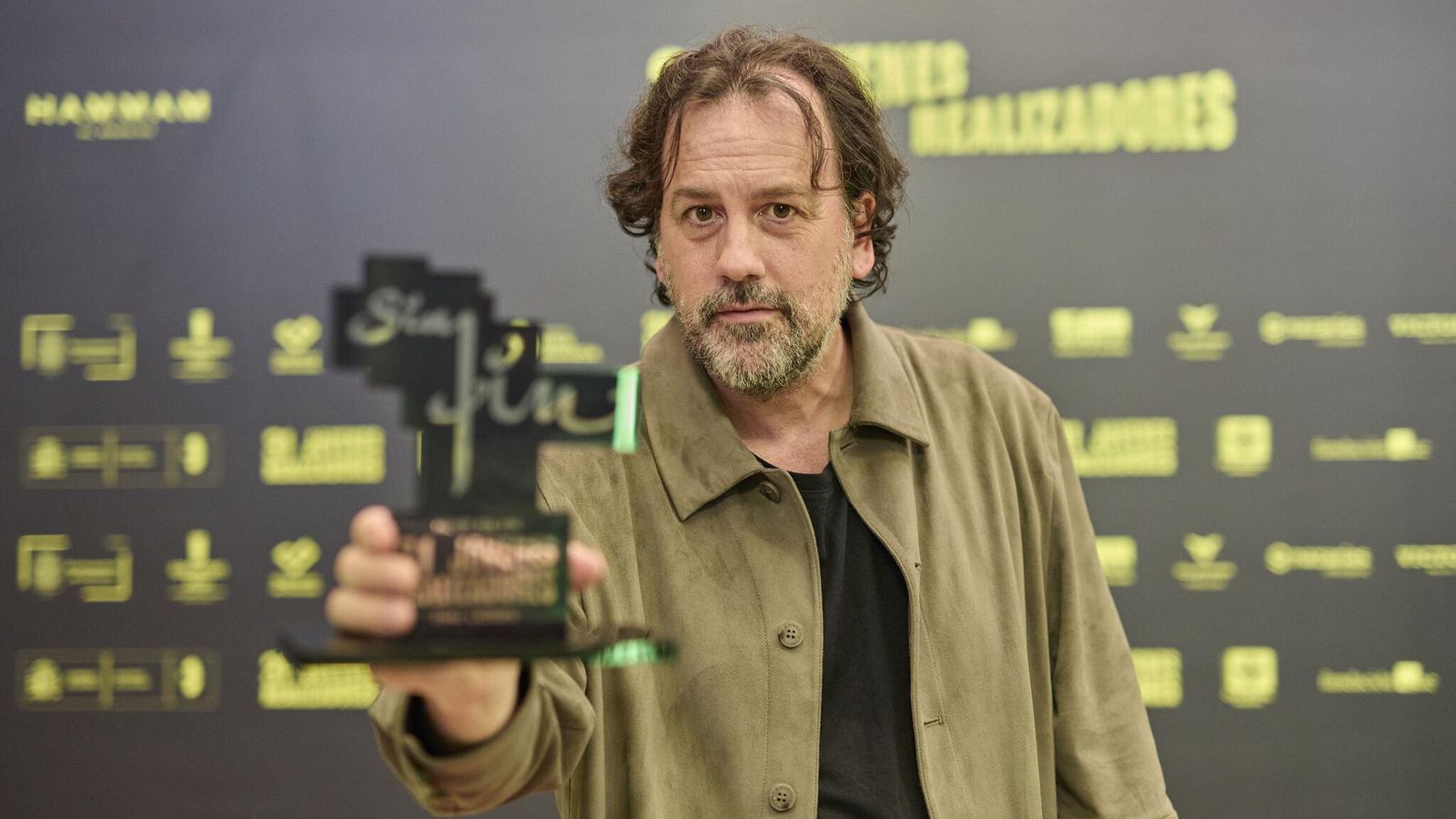 Isaki Lacuesta posa con su premio.