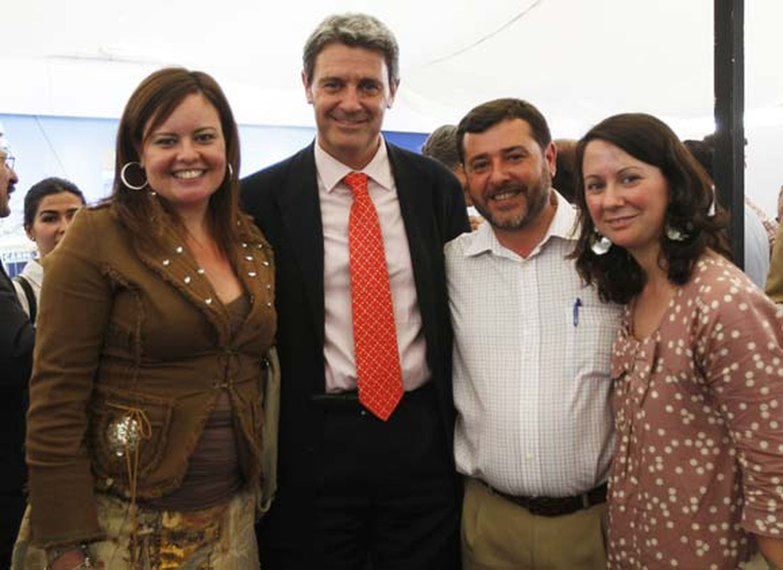 La delegada provincial de Medio Ambiente, Silvia López, junto a la secretaria general de la Delegación, Concepción Cardesa, el socialista Ignacio García de Quirós y el edil popular Alfonso Candón.

Foto: Fito Carreto