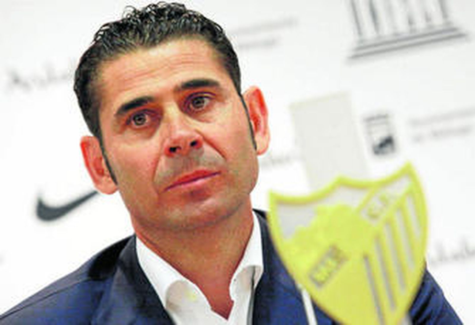 Fernando Hierro, ayer, durante su presentación como mánager general del Málaga CF en la sala de prensa de La Rosaleda.
