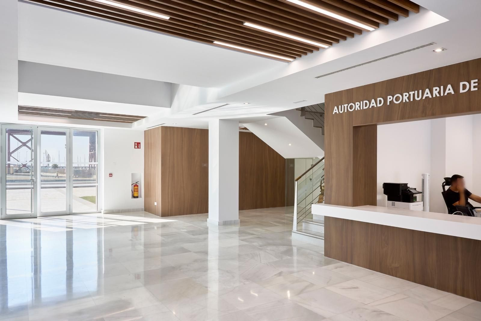 PREMIO A LA SOSTENIBILIDAD: Autoridad Portuaria de Almería. Actuación de mejora de la eficiencia energética de su edificio administrativo, que incluye una nueva envolvente, la urbanización del entorno y la mejora de los accesos. Este proyecto se enmarca en la estrategia de integración puerto-ciudad y aborda de forma equilibrada las tres dimensiones de la sostenibilidad.