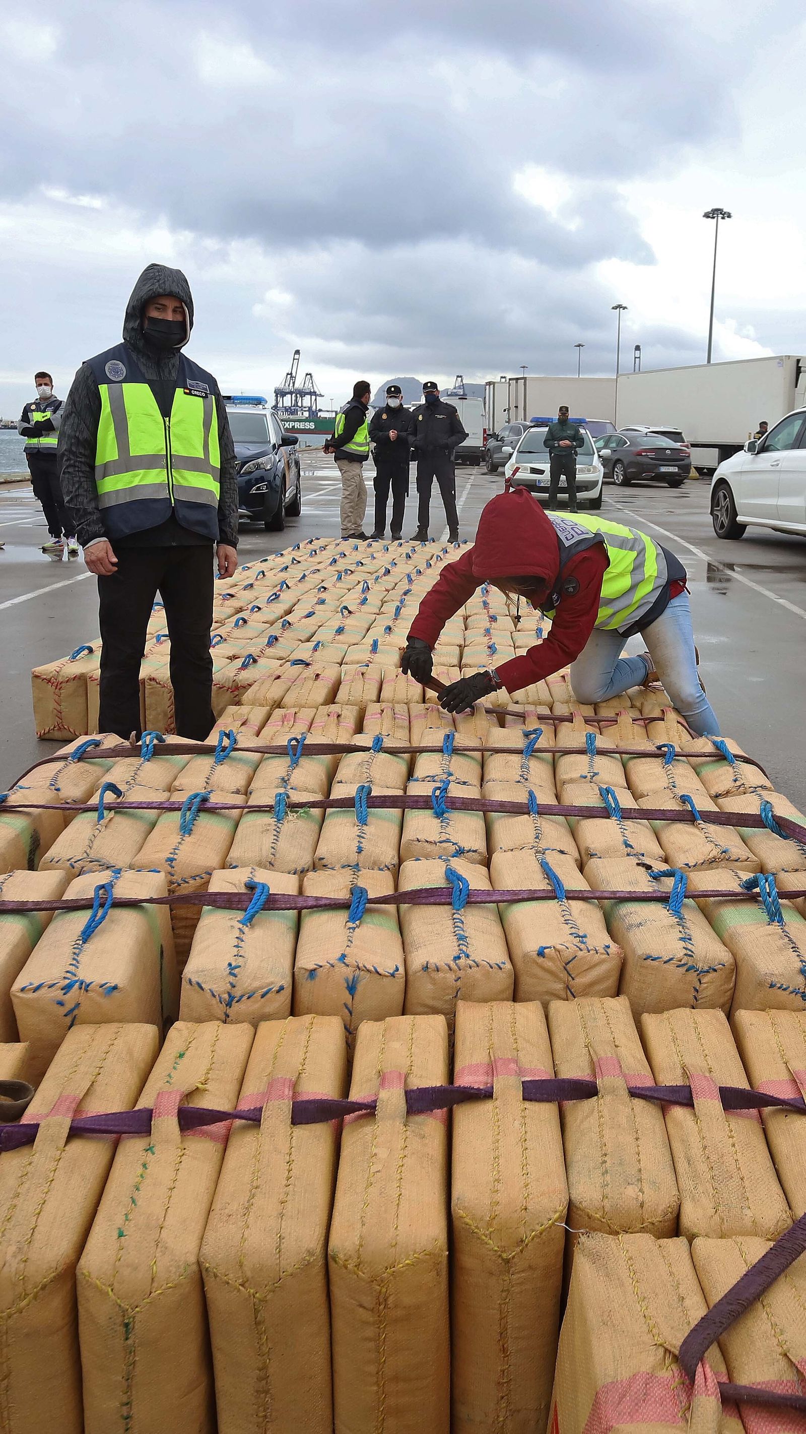 Fotos de la intervención de hachís en el remolcador 'Felsted' en el puerto de Algeciras