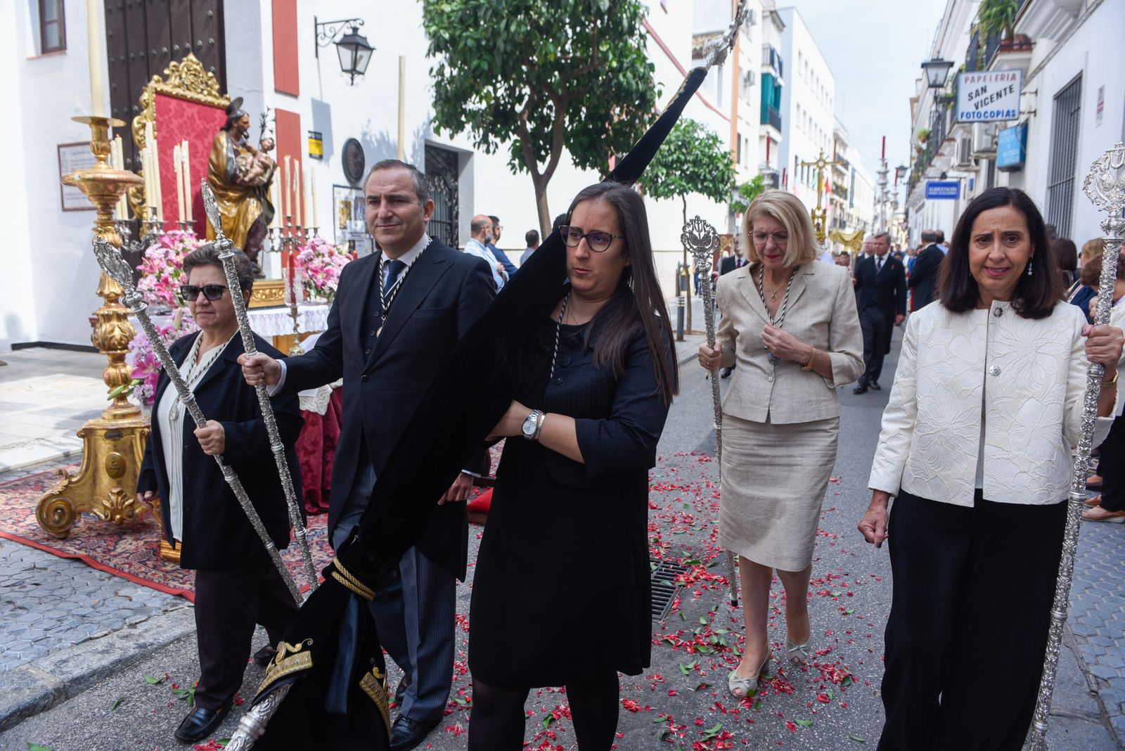 La procesión eucarística de la Parroquia de San Lorenzo, en imágenes