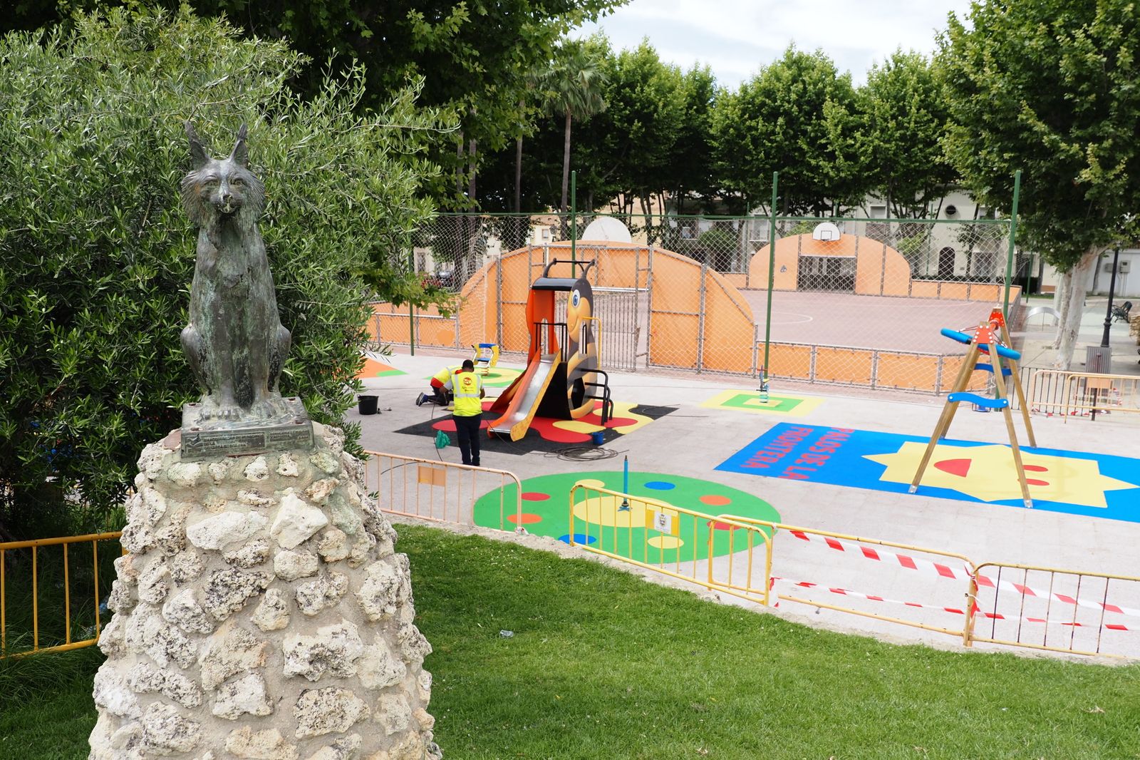 Uno de los parques infantiles de Palos.