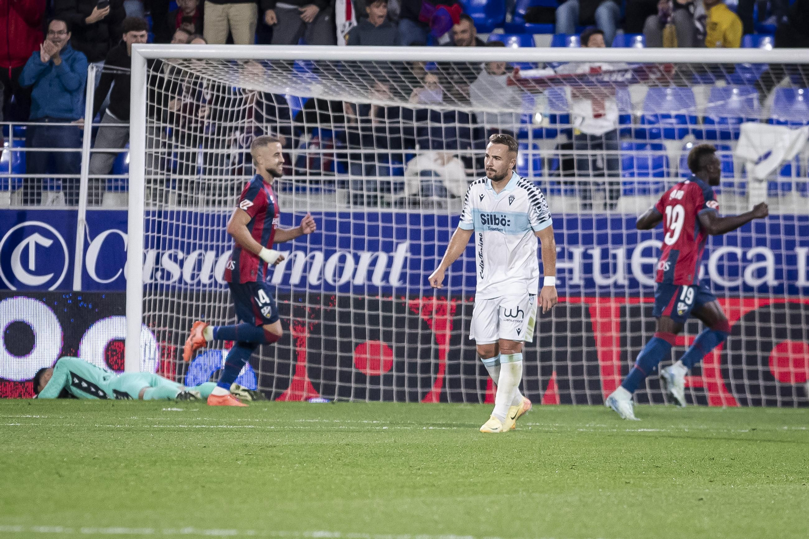 Las imágenes del partido entre el Huesca y el Cádiz C.F
