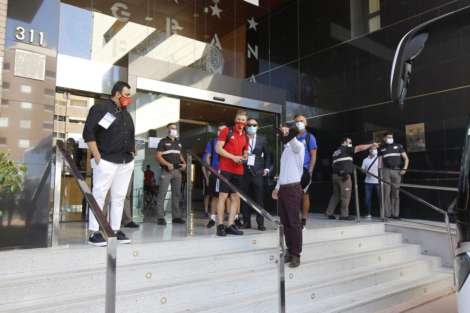 Fotogalería de la afición del Almería antes del partido ante el Girona