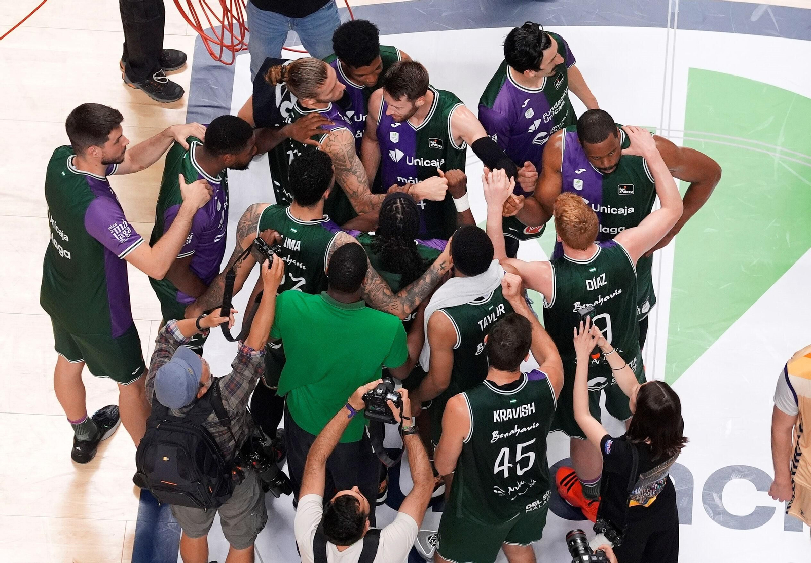 Los jugadores del Unicaja celebran un triunfo.
