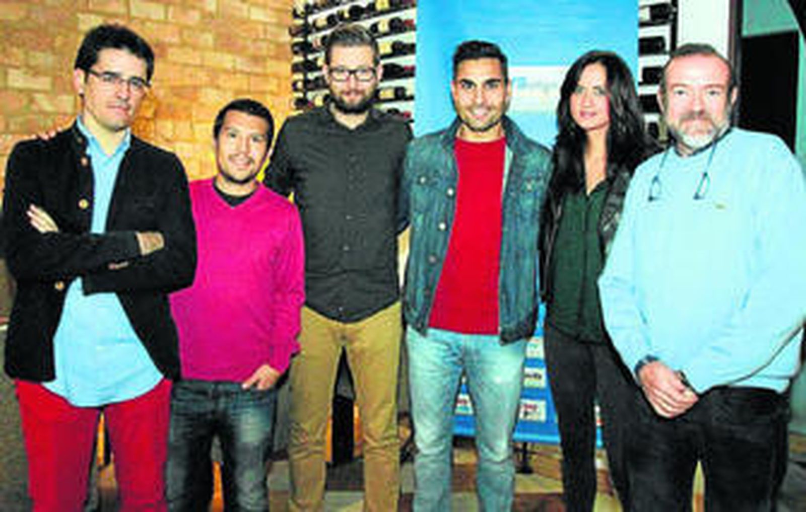 Berta Hernández y Dimas, junto a los integrantes de La Tertulia de Deportiva de Huelva Información en La Mirta.